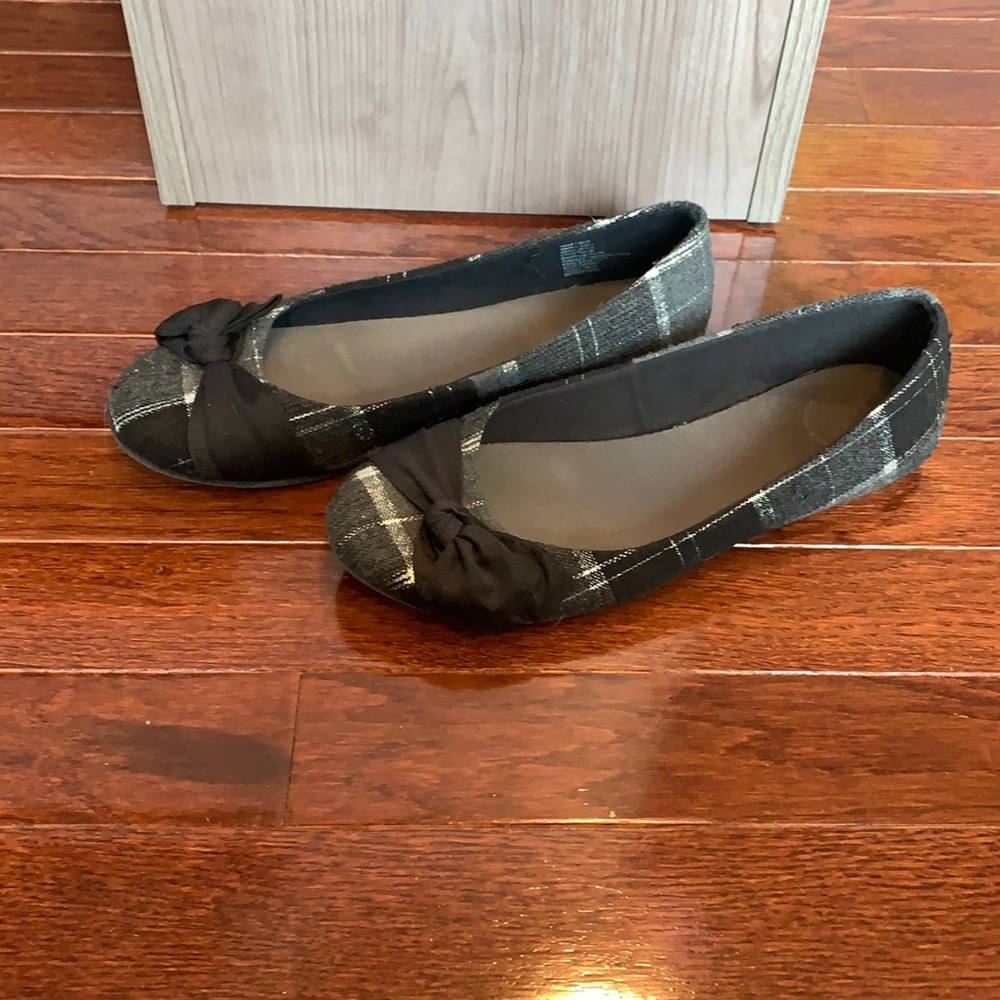 Size 7 SO flats
